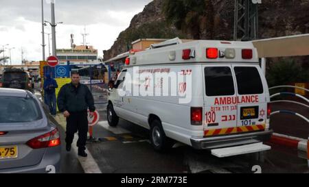 (140216) -- GRENZÜBERGANG TABA, 16. Februar 2014 (Xinhua) -- ein Krankenwagen ist bereit, Rettungseinsätze auf der israelischen Seite des Grenzübergangs Taba zwischen der ägyptischen Stadt und der südlichen israelischen Kurstadt Eilat durchzuführen. Drei Touristen aus der Republik Korea (ROK) wurden bei einer Busexplosion am Sonntag auf dem ägyptischen Grenzübergang Taba auf der Sinai-Halbinsel im Nachbarland Israel getötet und 13 weitere verletzt, wie offizielle Sicherheitsquellen Xinhua mitteilten. Der Unfall passierte, als eine Autobombe den Touristenbus traf, fügte die Quelle hinzu. (XINHUA/JINI) PUBLICATIONXNOTXIN, GRENZBUSEXPLOSION ÄGYPTEN-ISREAL-TABA Stockfoto