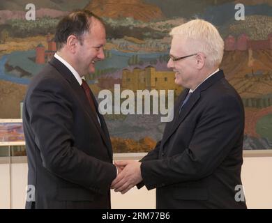 (140217) -- ZAGREB, 17. Februar 2014 (Xinhua) -- der kroatische Präsident Ivo Josipovic (R) gibt dem bulgarischen Parlamentssprecher Mihail Mikov bei seinem Treffen im Präsidentenpalast in Zagreb, der Hauptstadt Kroatiens, am 17. Februar 2014 die Hand. (Xinhua/Miso Lisanin) (ypf) KROATIEN-ZAGREB-BULGARIEN-PARLAMENT REDNER-BESUCH PUBLICATIONxNOTxINxCHN Zagreb 17. Februar 2014 XINHUA kroatischer Präsident Ivo Josipovic r reißt die Hand mit dem Besuch des bulgarischen Parlamentspräsidenten Mihail während ihres Treffens IM Präsidentenpalast in Zagreb Hauptstadt Kroatiens 17. Februar 2014 XINHUA Miso YPF Kroatien Zagreb Zagreb Bulgarien PARLAMENTSABGEORDNETER Stockfoto