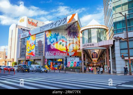 Oita, Japan - Nov 26 2022: Wing Oita Ekimae ist eine Einkaufsstraße mit Geschäften, Restaurant und Spielautomaten im Hauptgebäude Stockfoto