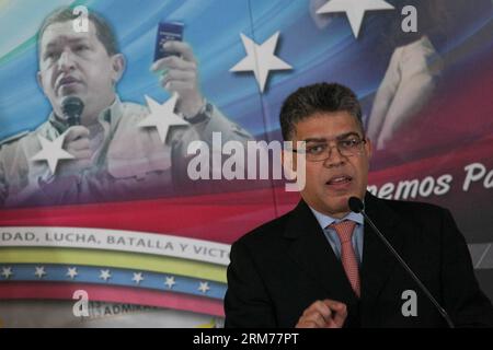 CARACAS, 17. Februar 2014 - der venezolanische Außenminister Elias Jaua nimmt am 17. Februar 2014 an einer Pressekonferenz im Gelben Haus in Caracas, Venezuela, Teil. Elias Jaua bestätigte am Montag die Ausweisung von drei US-Konsularbeamten, die der Anstiftung zu gewalttätigen Protesten beschuldigt wurden, bei denen drei Menschen getötet und Dutzende verletzt wurden. (Xinhua/Boris Vergara) (fnc) (sp) VENEZUELA-CARACAS-POLITICS-ELIAS JAUA PUBLICATIONxNOTxINxCHN Caracas 17. Februar 2014 venezolanische Außenminister Elias nimmt AM 17. Februar 2014 an einer Pressekonferenz IM Gelben Haus in Caracas Venezuela Teil Stockfoto