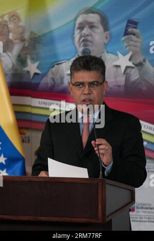 CARACAS, 17. Februar 2014 - der venezolanische Außenminister Elias Jaua nimmt am 17. Februar 2014 an einer Pressekonferenz im Gelben Haus in Caracas, Venezuela, Teil. Elias Jaua bestätigte am Montag die Ausweisung von drei US-Konsularbeamten, die der Anstiftung zu gewalttätigen Protesten beschuldigt wurden, bei denen drei Menschen getötet und Dutzende verletzt wurden. (Xinhua/Boris Vergara) (fnc) (sp) VENEZUELA-CARACAS-POLITICS-ELIAS JAUA PUBLICATIONxNOTxINxCHN Caracas 17. Februar 2014 venezolanische Außenminister Elias nimmt AM 17. Februar 2014 an einer Pressekonferenz IM Gelben Haus in Caracas Venezuela Teil Stockfoto