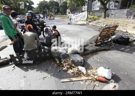 (140217) -- MIRANDA, 17. Februar 2014 (Xinhua) -- die Menschen blockieren am 17. Februar 2014 eine Straße in Caurimare, Caracas, Venezuela. In den letzten Abenden versammelten sich gewalttätige Demonstranten um das Hauptquartier des venezolanischen Fernsehens (VTV), zündeten Feuer in den Straßen an und schleuderten Steine und Molotow-Cocktails. (Xinhua/AVN) VENEZUELA-MIRANDA-SOCIETY-PROTEST PUBLICATIONxNOTxINxCHN Miranda 17. Februar 2014 XINHUA-PROMINENTE setzen AM 17. Februar 2014 eine Straße in Caracas Venezuela fort in den letzten Abenden versammelten sich gewalttätige Demonstranten um das Hauptquartier des venezolanischen Fernsehens Stockfoto