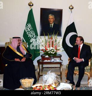 (140217) -- ISLAMABAD, 17. Februar 2014 (Xinhua) -- dieses von der Presse-Information-Abteilung (PID) veröffentlichte Foto zeigt das Treffen des pakistanischen Premierministers Muhammad Nawaz Sharif (R) mit dem saudischen Kronprinzen Salman bin Abdulaziz Al Saud, stellvertretender Ministerpräsident und Verteidigungsminister Saudi-Arabiens, im Haus des Premierministers in Islamabad, der Hauptstadt Pakistans, am 17. Februar 2014. Pakistan und Saudi-Arabien forderten am Montag eine schnelle Lösung des Konflikts in Syrien gemäß der Genfer Resolution, um Frieden und Sicherheit in Syrien wiederherzustellen und das Blutvergießen des brüderlichen syrischen Volkes zu verhindern. ( Stockfoto