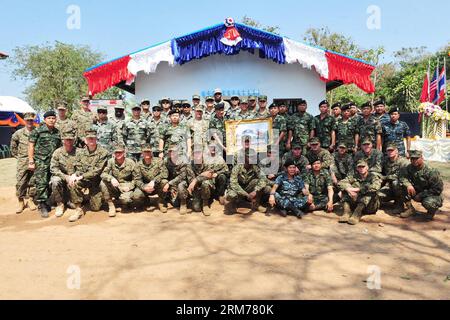 (140218)--PITSANULOKE, 18. Februar 2014 (Xinhua)--chinesischen, thailändischen und U.S. Soldaten während der Übung Cobra Gold 2014 an einer Schule in Pitsanuloke Provinz, Thailand, 18. Februar 2014 für ein Gruppenfoto posieren. China entsendet Truppen, die multilaterale Militärübung Gold Cobra, angeführt von den Vereinigten Staaten und Thailand, zum ersten Mal zu besuchen. Der 17-köpfigen chinesische Kader nehmen Teil an Operationen im Befehl und Koordination, technische Hilfe, medizinische Hilfe sowie Diskussionen und Austausch der militärischen medizinischen Wissenschaften nach Offiziere mit dem auswärtige Angelegenheiten aus Stockfoto