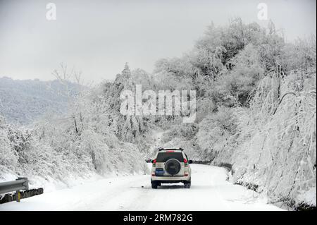 (140218) -- WUHAN, 18. Februar 2014 (Xinhua) -- Ein Auto fährt auf einer mit Eis und Schnee bedeckten Straße in der zentralchinesischen Provinz Hubei, 18. Februar 2014. Viele Teile von Hubei waren von Montag Abend bis Dienstag Zeuge von starkem Schnee, der den Verkehr und die Ernten verheerend beeinträchtigt. (Xinhua/Hao Tongqian)(wjq) CHINA-HUBEI-SNOWFALL (CN) PUBLICATIONxNOTxINxCHN Wuhan 18. Februar 2014 XINHUA ein Auto fährt AUF einer mit EIS und Schnee bedeckten Straße in Zentralchina S Hubei Provinz 18. Februar 2014 VIELE Teile von Hubei waren Zeuge von schwerem Schnee von Montag Abend bis Dienstag, was Chaos im Verkehr und bei Getreide verursacht XINHUA Hao Tongqian China Hubei sno Stockfoto