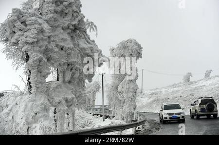 (140218) -- WUHAN, 18. Februar 2014 (Xinhua) -- Autos fahren auf einer mit Eis und Schnee bedeckten Straße in der zentralchinesischen Provinz Hubei, 18. Februar 2014. Viele Teile von Hubei waren von Montag Abend bis Dienstag Zeuge von starkem Schnee, der den Verkehr und die Ernten verheerend beeinträchtigt. (Xinhua/Hao Tongqian)(wjq) CHINA-HUBEI-SNOWFALL (CN) PUBLICATIONxNOTxINxCHN Wuhan 18. Februar 2014 XINHUA Autos laufen AUF einer Straße bedeckt mit EIS und Schnee in Zentralchina Provinz S Hubei 18. Februar 2014 VIELE Teile von Hubei haben von Montag Abend bis Dienstag schweren Schnee erlebt, der Chaos im HAHUA Verkehr und Ernten verursacht Tongqian China Hubei Snowfal Stockfoto