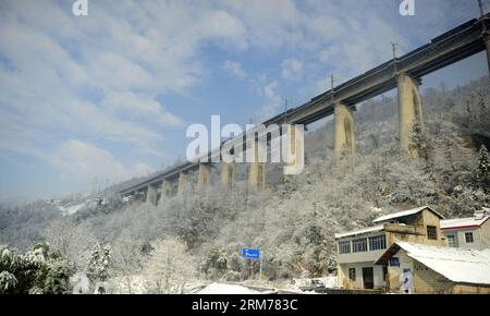 (140218) -- WUHAN, 18. Februar 2014 (Xinhua) -- Ein Zug fährt auf der Yiwan Railway, die die Stadt Yichang in der zentralchinesischen Provinz Hubei mit Wanzhou in der südwestchinesischen Gemeinde Chongqing verbindet, 18. Februar 2014. Viele Teile von Hubei waren von Montag Abend bis Dienstag Zeuge von starkem Schnee, der den Verkehr und die Ernten verheerend beeinträchtigt. (Xinhua/Hao Tongqian)(wjq) CHINA-HUBEI-SNOWFALL (CN) PUBLICATIONxNOTxINxCHN Wuhan 18. Februar 2014 XINHUA A Zugpass AUF DER Yiwan Railway, der die Stadt Yichang in Zentralchina S Hubei mit Wanzhou in Südwestchina S Chongqing Gemeinde 18. Februar 2014 VIELE Teile von Hu verließ Stockfoto