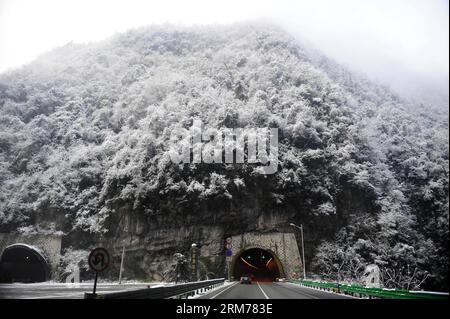 (140218) -- WUHAN, 18. Februar 2014 (Xinhua) -- Foto vom 18. Februar 2014 zeigt Bäume über einem Tunnel auf dem Huyu Highway, der in der zentralchinesischen Provinz Hubei mit Eis und Schnee bedeckt ist. Viele Teile von Hubei waren von Montag Abend bis Dienstag Zeuge von starkem Schnee, der den Verkehr und die Ernten verheerend beeinträchtigt. (Xinhua/Hao Tongqian)(wjq) CHINA-HUBEI-SNOWFALL (CN) PUBLICATIONxNOTxINxCHN Wuhan 18. Februar 2014 XINHUA Foto aufgenommen AM 18. Februar 2014 zeigt Bäume über einem Tunnel AUF der Autobahn, die mit EIS und Schnee bedeckt sind in Zentralchina, Provinz S Hubei, VIELE Teile von Hubei wurden AM Montag Abend von schwerem Schnee begleitet Stockfoto