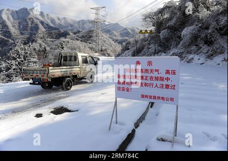 (140218) -- WUHAN, 18. Februar 2014 (Xinhua) -- Ein Auto fährt auf einer mit Eis und Schnee bedeckten Straße in der zentralchinesischen Provinz Hubei, 18. Februar 2014. Viele Teile von Hubei waren von Montag Abend bis Dienstag Zeuge von starkem Schnee, der den Verkehr und die Ernten verheerend beeinträchtigt. (Xinhua/Hao Tongqian)(wjq) CHINA-HUBEI-SNOWFALL (CN) PUBLICATIONxNOTxINxCHN Wuhan 18. Februar 2014 XINHUA ein Auto fährt AUF einer mit EIS und Schnee bedeckten Straße in Zentralchina S Hubei Provinz 18. Februar 2014 VIELE Teile von Hubei waren Zeuge von schwerem Schnee von Montag Abend bis Dienstag, was Chaos im Verkehr und bei Getreide verursacht XINHUA Hao Tongqian China Hubei sno Stockfoto