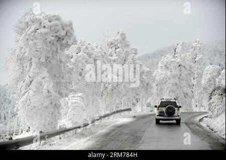 (140218) -- WUHAN, 18. Februar 2014 (Xinhua) -- Ein Auto fährt auf einer mit Eis und Schnee bedeckten Straße in der zentralchinesischen Provinz Hubei, 18. Februar 2014. Viele Teile von Hubei waren von Montag Abend bis Dienstag Zeuge von starkem Schnee, der den Verkehr und die Ernten verheerend beeinträchtigt. (Xinhua/Hao Tongqian)(wjq) CHINA-HUBEI-SNOWFALL (CN) PUBLICATIONxNOTxINxCHN Wuhan 18. Februar 2014 XINHUA ein Auto fährt AUF einer mit EIS und Schnee bedeckten Straße in Zentralchina S Hubei Provinz 18. Februar 2014 VIELE Teile von Hubei waren Zeuge von schwerem Schnee von Montag Abend bis Dienstag, was Chaos im Verkehr und bei Getreide verursacht XINHUA Hao Tongqian China Hubei sno Stockfoto