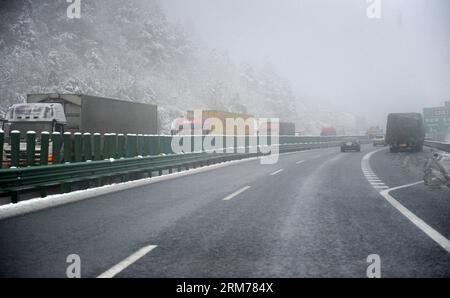 (140218) -- WUHAN, Feb. 18, 2014 (Xinhua) -- Vehicles moves slowly on a highway covered with ice and snow in central China s Hubei Province, Feb. 18, 2014. Many parts of Hubei witnessed heavy snow from Monday evening to Tuesday, which wreaks havoc on traffic and crops. (Xinhua/Hao Tongqian)(wjq) CHINA-HUBEI-SNOWFALL (CN) PUBLICATIONxNOTxINxCHN   Wuhan Feb 18 2014 XINHUA VEHICLES Moves Slowly ON a Highway Covered With ICE and Snow in Central China S Hubei Province Feb 18 2014 MANY Parts of Hubei witnessed Heavy Snow from Monday evening to Tuesday Which wreaks Havoc ON Traffic and crops XINHUA H Stock Photo