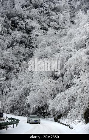 (140218) -- WUHAN, 18. Februar 2014 (Xinhua) -- Ein Auto fährt auf einer mit Eis und Schnee bedeckten Straße in der zentralchinesischen Provinz Hubei, 18. Februar 2014. Viele Teile von Hubei waren von Montag Abend bis Dienstag Zeuge von starkem Schnee, der den Verkehr und die Ernten verheerend beeinträchtigt. (Xinhua/Hao Tongqian)(wjq) CHINA-HUBEI-SNOWFALL (CN) PUBLICATIONxNOTxINxCHN Wuhan 18. Februar 2014 XINHUA ein Auto fährt AUF einer mit EIS und Schnee bedeckten Straße in Zentralchina S Hubei Provinz 18. Februar 2014 VIELE Teile von Hubei waren Zeuge von schwerem Schnee von Montag Abend bis Dienstag, was Chaos im Verkehr und bei Getreide verursacht XINHUA Hao Tongqian China Hubei sno Stockfoto