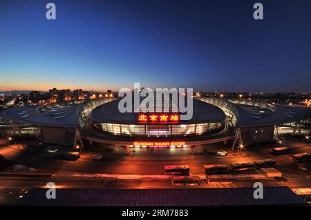 (140218) -- PEKING, 18. Februar 2014 (Xinhua) -- Foto aufgenommen am 9. Februar 2014 zeigt den Nachtblick des Pekinger Südbahnhofs in Peking, der Hauptstadt Chinas. Der Bahnhof ersetzte den alten Peking-Südbahnhof und wurde 2008 in seiner heutigen Form in Betrieb genommen. Der alte Bahnhof war von 1897 bis 2006 in Betrieb. (Xinhua/Wang Jingguang) (yxb) CHINA-BEIJING-RAILWAY STATIONS-NIGHT VIEW(CN) PUBLICATIONxNOTxINxCHN BEIJING Feb 18 2014 XINHUA Foto aufgenommen AM 9. Februar 2014 zeigt die Nachtsicht des Beijing South Railway Station in Beijing Capital of China der Bahnhof ersetzte die Old Beijing South Ra Stockfoto