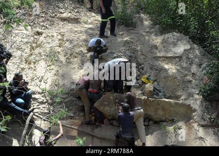 (140218) -- JOHANNESBURG, 18. Februar 2014 (Xinhua) -- Menschen tragen die Leiche eines illegalen Bergarbeiters aus einer illegalen Goldmine in Benoni, außerhalb von Johannesburg, Südafrika, 18. Februar 2014. In einer verlassenen Goldmine in Benoni wurde eine illegale Leiche eines Bergarbeiters entdeckt, wo vor einer Woche ein Unfall passierte. (Xinhua/Li Qihua)(ctt) SÜDAFRIKA-JOHANNESBURG-DEAD MINER PUBLICATIONxNOTxINxCHN Johannesburg 18. Februar 2014 XINHUA-Prominente tragen die Leiche von zum illegalen Miner von zur illegalen Goldmine in BENONI außerhalb von Johannesburg Südafrika 18. Februar 2014 zur illegalen Miner S-Leiche, was BEI zum verlassenen Go entdeckte Stockfoto