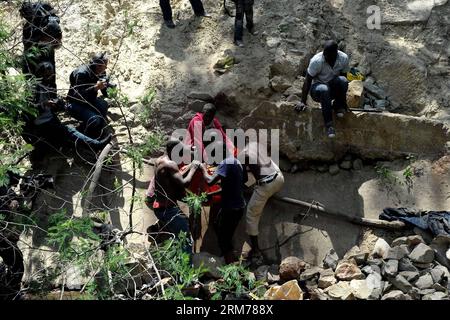 (140218) -- JOHANNESBURG, 18. Februar 2014 (Xinhua) -- Menschen tragen die Leiche eines illegalen Bergarbeiters aus einer illegalen Goldmine in Benoni, außerhalb von Johannesburg, Südafrika, 18. Februar 2014. In einer verlassenen Goldmine in Benoni wurde eine illegale Leiche eines Bergarbeiters entdeckt, wo vor einer Woche ein Unfall passierte. (Xinhua/Li Qihua)(ctt) SÜDAFRIKA-JOHANNESBURG-DEAD MINER PUBLICATIONxNOTxINxCHN Johannesburg 18. Februar 2014 XINHUA-Prominente tragen die Leiche von zum illegalen Miner von zur illegalen Goldmine in BENONI außerhalb von Johannesburg Südafrika 18. Februar 2014 zur illegalen Miner S-Leiche, was BEI zum verlassenen Go entdeckte Stockfoto