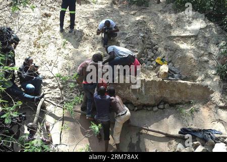 (140218) -- JOHANNESBURG, 18. Februar 2014 (Xinhua) -- Menschen tragen die Leiche eines illegalen Bergarbeiters aus einer illegalen Goldmine in Benoni, außerhalb von Johannesburg, Südafrika, 18. Februar 2014. In einer verlassenen Goldmine in Benoni wurde eine illegale Leiche eines Bergarbeiters entdeckt, wo vor einer Woche ein Unfall passierte. (Xinhua/Li Qihua)(ctt) SÜDAFRIKA-JOHANNESBURG-DEAD MINER PUBLICATIONxNOTxINxCHN Johannesburg 18. Februar 2014 XINHUA-Prominente tragen die Leiche von zum illegalen Miner von zur illegalen Goldmine in BENONI außerhalb von Johannesburg Südafrika 18. Februar 2014 zur illegalen Miner S-Leiche, was BEI zum verlassenen Go entdeckte Stockfoto