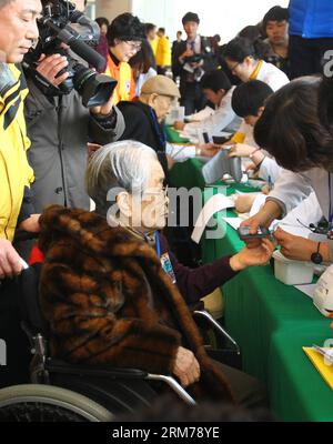 (140219) -- SOKCHO, Feb. 19, 2014 (Xinhua) -- A doctor checks the physical condition of a 95-year old woman during the preparations of a reunion with relatives in the Democratic People s Republic of Korea (DPRK) in the port city of Sokcho, South Korea, Feb. 19, 2014. About 83 mostly elderly South Koreans accompanied by 61 family members gathered in Sokcho preparing for going to Kumgang-san to meet their relatives in DPRK. (Xinhua/Yao Qilin)(axy) SOUTH KOREA-SOKCHO-GATHER FOR REUNION PUBLICATIONxNOTxINxCHN   Sokcho Feb 19 2014 XINHUA a Doctor Checks The Physical Condition of a 95 Year Old Woman Stockfoto