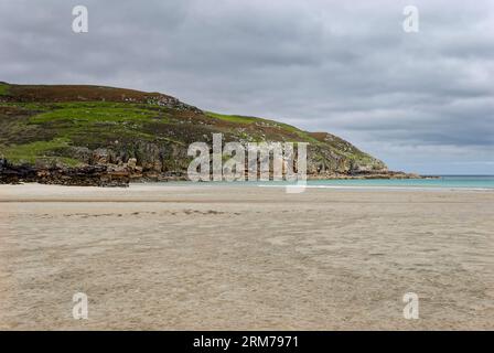An einem bewölkten Tag im Juni auf der Isle of Lewis, an einem Ende des Garry Beach in Richtung Norden, mit dem flachen, leeren Strand bei Ebbe. Stockfoto