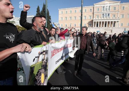 ATHEN, 19. Februar 2014 -- Bauern schreien Parolen während eines Protestes vor dem Parlament gegen die Steuerpolitik der Regierung in Athen, Griechenland, 19. Februar 2014. Etwa 4.000 Personen, darunter auch Mitglieder von Beamtengewerkschaften, nahmen an der friedlichen Demonstration vor dem Parlament Teil. Die griechische Regierung hat sich verpflichtet, die Ausgabenkürzungen und Wirtschaftsreformen im Austausch für internationale Rettungsdarlehen in Milliardenhöhe fortzusetzen. (Xinhua/Marios Lolos)(ctt) GRIECHENLAND-ATHEN-DEMONSTRATION PUBLICATIONxNOTxINxCHN Athen 19. Februar 2014 Bauern schreien Parolen während eines Protestes vor dem Haus Stockfoto