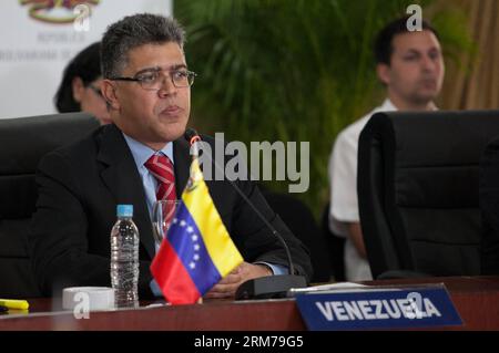 (140219) -- CARACAS, 19. Februar 2014 (Xinhua) -- der venezolanische Außenminister Elias Jaua nimmt am 19. Februar 2014 an einem Treffen mit Botschaftern der Gemeinschaft der lateinamerikanischen und karibischen Staaten (CELAC) in Caracas, der Hauptstadt Venezuelas, Teil. (Xinhua/Boris Vergara) VENEZUELA-CARACAS-POLITICS-ELIAS JAUA PUBLICATIONxNOTxINxCHN Caracas 19. Februar 2014 XINHUA venezolanische Außenminister Elias nimmt AM 19. Februar 2014 an einem Treffen mit Botschaftern der Gemeinschaft lateinamerikanischer und karibischer Staaten in der Hauptstadt Caracas Teil XINHUA Boris VERGARA Venezuela CARGARA Stockfoto