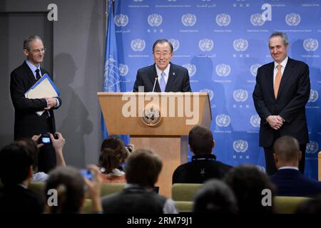 (140219) -- NEW YORK, 19. Februar 2014 (Xinhua) -- Generalsekretär der Vereinten Nationen, Ban Ki-moon (C), spricht, während sein scheidender Sprecher Martin Nesirky (L) und der neue Sprecher Stephane Dujarric am 19. Februar 2014 im UN-Hauptquartier in New York auf ein Pressebriefing schauen. Ban Ki-moon nannte Stephane Dujarric am Mittwoch als seinen neuen Sprecher, der Martin Nesirky ablöste, und taggte Farhan Haq, derzeit stellvertretender Sprecher der Vereinten Nationen, als stellvertretenden Vertreter von Dujarric. (Xinhua/Niu Xiaolei) UN-NEW YORK-BAN KI-MOON-SPRECHER PUBLICATIONxNOTxINxCHN New York 19. Februar 2014 XINHUA Generalsekretär der Vereinten Nationen G Stockfoto