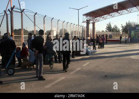 (140220) -- KILIS(TÜRKEI), 20. Februar 2014 (Xinhua) -- syrische Flüchtlinge warten nach einer Explosion am syrischen Grenzübergang Esselame in der Nähe der südtürkischen Provinz Kilis, 20. Februar 2014. Mindestens 24 Menschen wurden getötet und viele andere wurden am Donnerstag bei einer starken Explosion nahe der syrisch-türkischen Grenze in der Provinz Kilis in der Südtürkei verwundet, berichtete die private Nachrichtenagentur Dogan. (Xinhua/Mert Macit) TÜRKEI-KILIS-SYRISCHE GRENZE-BLAST PUBLICATIONxNOTxINxCHN Türkei 20. Februar 2014 XINHUA syrische Flüchtlinge warten nach der Explosion AN der syrischen Grenze bei der Grenzüberquerung IN der Nähe der Südtürkischen Provinz vom 20. Februar 20 Stockfoto