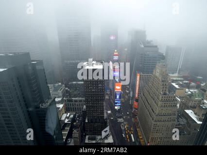 (140221) -- NEW YORK, 21. Februar 2014 (Xinhua) -- Gebäude sind im Nebel am Times Square in New York City, USA, 21. Februar 2014 zu sehen. Ein dichter Nebel bedeckte New York City bis zum Freitagnachmittag, was zu Verzögerungen beim Abflug auf Flughäfen in und in der Nähe der Stadt führte. (Xinhua/Wang Lei) US-NEW YORK-WEATHER-FOG PUBLICATIONxNOTxINxCHN New York Feb 21 2014 XINHUA Buildings are Lakes in Fog AT Times Square in New York City The United States Feb 21 2014 ein dichter Nebel bedeckte New York City bis Freitag Mittag und verursachte einige Abflugverzögerungen AN Flughäfen in und in der Nähe der City XINHUA Wang LEI U.S. New York We Stockfoto