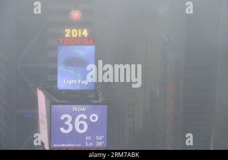(140221) -- NEW YORK, 21. Februar 2014 (Xinhua) -- Gebäude sind im Nebel am Times Square in New York City, USA, 21. Februar 2014 zu sehen. Ein dichter Nebel bedeckte New York City bis zum Freitagnachmittag, was zu Verzögerungen beim Abflug auf Flughäfen in und in der Nähe der Stadt führte. (Xinhua/Wang Lei) US-NEW YORK-WEATHER-FOG PUBLICATIONxNOTxINxCHN New York Feb 21 2014 XINHUA Buildings are Lakes in Fog AT Times Square in New York City The United States Feb 21 2014 ein dichter Nebel bedeckte New York City bis Freitag Mittag und verursachte einige Abflugverzögerungen AN Flughäfen in und in der Nähe der City XINHUA Wang LEI U.S. New York We Stockfoto