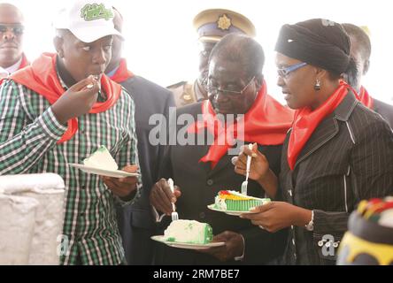 (140224) -- MARONDERA, 23. Februar (Xinhua) -- Simbabwes Präsident Robert Mugabe (C) isst mit seiner Frau Grace Mugabe und ihrem Sohn ein Stück Kuchen während der Feierlichkeiten zu seinem 90. Geburtstag in Marondera, 75 km von Harare, Simbabwe, 23. Februar 2014. Mugabe, der am Freitag 90 Jahre alt wurde, untermauerte seine Bilanz als ältester Präsident Afrikas und einer der längsten Herrscher auf dem Kontinent. (Xinhua/Stringer) ZIMBABWE-MARONDERA-ROBERT MUGABE-90. GEBURTSTAG PUBLICATIONxNOTxINxCHN Marondera 23. Februar XINHUA Simbabwes Präsident Robert Mugabe C isst ein Stück Kuchen mit seiner Frau Grace Mugabe und ihrer Sonne Stockfoto