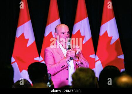 Edmonton, Kanada. 26. August 2023. Der ehrenwerte Randy Boissonnault spricht Anhänger der Liberal Party of Canada in einer privaten Veranstaltung am Sir Winston Churchill Square an. (Foto: Ron Palmer/SOPA Images/SIPA USA) Credit: SIPA USA/Alamy Live News Stockfoto