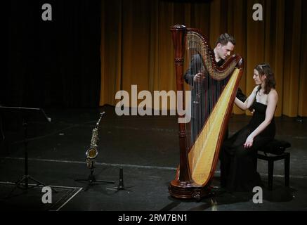 Jerusalem Duo von Hila Ofek (Harfe) und Andre Tsirlin (Saxophon) spielen am 23. Februar 2014 Sprache der Seele am Internationalen Theater in Frankfurt. Gewinner des 6. Internationalen israelischen Musikwettbewerbs in London und des 3. Internationalen TEREM-CROSSOVER-Wettbewerbs in Sankt Petersburg, das Jerusalem Duo, ist eine einzigartige Stimme, die über die Grenzen konventioneller Musikgenres hinausgeht. Das musikalische Programm des Jerusalem Duo ist eine gut gemachte Mischung aus musikalischen Welten: Klassische, traditionelle jüdische Musik sowie Tango und Milonga. (Xinhua/Luo Huanhuan) DEUTSCHLAND-FRANKFURT-je Stockfoto