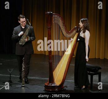 Jerusalem Duo von Hila Ofek (Harfe) und Andre Tsirlin (Saxophon) spielen am 23. Februar 2014 Sprache der Seele am Internationalen Theater in Frankfurt. Gewinner des 6. Internationalen israelischen Musikwettbewerbs in London und des 3. Internationalen TEREM-CROSSOVER-Wettbewerbs in Sankt Petersburg, das Jerusalem Duo, ist eine einzigartige Stimme, die über die Grenzen konventioneller Musikgenres hinausgeht. Das musikalische Programm des Jerusalem Duo ist eine gut gemachte Mischung aus musikalischen Welten: Klassische, traditionelle jüdische Musik sowie Tango und Milonga. (Xinhua/Luo Huanhuan) DEUTSCHLAND-FRANKFURT-je Stockfoto