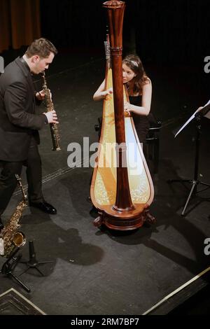 Jerusalem Duo von Hila Ofek (Harfe) und Andre Tsirlin (Saxophon) spielen am 23. Februar 2014 Sprache der Seele am Internationalen Theater in Frankfurt. Gewinner des 6. Internationalen israelischen Musikwettbewerbs in London und des 3. Internationalen TEREM-CROSSOVER-Wettbewerbs in Sankt Petersburg, das Jerusalem Duo, ist eine einzigartige Stimme, die über die Grenzen konventioneller Musikgenres hinausgeht. Das musikalische Programm des Jerusalem Duo ist eine gut gemachte Mischung aus musikalischen Welten: Klassische, traditionelle jüdische Musik sowie Tango und Milonga. (Xinhua/Luo Huanhuan) DEUTSCHLAND-FRANKFURT-je Stockfoto