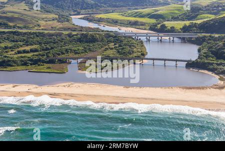 Die Mündung des Mtwalume River und die Flussmündung an der KZN South Coast wurden von einem Hubschrauber aus fotografiert. Stockfoto