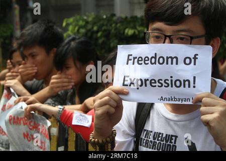 Die Studenten verdecken ihren Mund während eines Anti-Cybercrime Law Protest vor dem Obersten Gerichtshof in Manila, Philippinen, am 24. Februar 2014. Der philippinische Oberste Gerichtshof (SC) erklärte am 18. Februar mehrere Bestimmungen des Republic Act 10175 oder des Cybercrime Law für verfassungsmäßig, darunter die, die Online-Verleumdung bestraft. (Xinhua/Rouelle Umali) PHILIPPINEN-MANILA-PROTEST PUBLICATIONxNOTxINxCHN-Studenten verhüllen sich während des Anti-Cyber-Verbrechensgesetzes-Protestes vor dem Obersten Gerichtshof in Manila (Philippinen) AM 24. Februar 2014 erklärte der Oberste Gerichtshof der Philippinen AM 18. Februar den Verfassungsseve Stockfoto