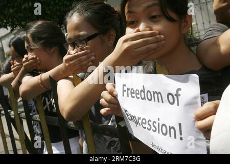 Die Studenten verdecken ihren Mund während eines Anti-Cybercrime Law Protest vor dem Obersten Gerichtshof in Manila, Philippinen, am 24. Februar 2014. Der philippinische Oberste Gerichtshof (SC) erklärte am 18. Februar mehrere Bestimmungen des Republic Act 10175 oder des Cybercrime Law für verfassungsmäßig, darunter die, die Online-Verleumdung bestraft. (Xinhua/Rouelle Umali) PHILIPPINEN-MANILA-PROTEST PUBLICATIONxNOTxINxCHN-Studenten verhüllen sich während des Anti-Cyber-Verbrechensgesetzes-Protestes vor dem Obersten Gerichtshof in Manila (Philippinen) AM 24. Februar 2014 erklärte der Oberste Gerichtshof der Philippinen AM 18. Februar den Verfassungsseve Stockfoto