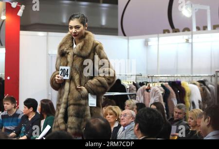 (140225) -- HONG KONG, 25. Februar 2014 (Xinhua) -- Ein Model präsentiert Kostüm während der Hong Kong International Fur Fair, Südchinas Hong Kong, 25. Februar 2014. Über 280 Aussteller aus 17 Ländern und Regionen nahmen an der viertägigen Messe Teil, die hier am Dienstag begann. (Xinhua/Li Peng) (mt) CHINA-HONG KONG-FUR FAIR (CN) PUBLICATIONxNOTxINxCHN Hong Kong Feb 25 2014 XINHUA A Model präsentiert Kostüm während der Hong Kong International for Fair South China S Hong Kong Feb 25 2014 nahmen über 280 Aussteller aus 17 Ländern und Regionen an der vier-Tage-Messe Teil, die hier am Dienstag begann X Stockfoto