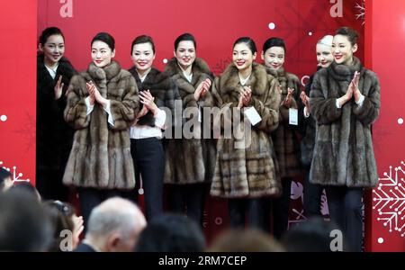 (140225) -- HONG KONG, 25. Februar 2014 (Xinhua) -- Models präsentieren Pelzkostüme während der Hong Kong International Fur Fair, Hong Kong, 25. Februar 2014. Über 280 Aussteller aus 17 Ländern und Regionen nahmen an der viertägigen Messe Teil, die hier am Dienstag begann. (Xinhua/Li Peng) (mt) CHINA-HONG KONG-FUR FAIR (CN) PUBLICATIONxNOTxINxCHN Hong Kong Feb 25 2014 XINHUA Models präsentierten Kostüme während der Hong Kong International for Fair South China S Hong Kong Feb 25 2014 über 280 Aussteller aus 17 Ländern und Regionen nahmen an der FOUR Day Fair Teil, die hier am Dienstag begann Stockfoto