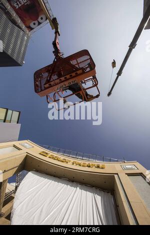 LOS ANGELES, 25. Februar 2014 (Xinhua) – Arbeiter bauten die Bühne vor dem Dolby Theater in Vorbereitung auf die bevorstehenden 86th Academy Awards in Hollywood in Los Angeles, USA, 25. Februar 2014. Die 86th Academy Awards finden am 2. März 2014 statt. (Xinhua/Zhao Hanrong) (zhf) US-LOS ANGELES-OSCAR-VORBEREITUNGEN PUBLICATIONxNOTxINxCHN Los Angeles Feb 25 2014 XINHUA Workers errichteten die Bühne vor dem Dolby Theatre in Vorbereitung auf die kommenden 86th Academy Awards in Hollywood of Los Angeles die Vereinigten Staaten Feb 25 2014 die 86th Academy Awards werden Hero AM März sein Stockfoto