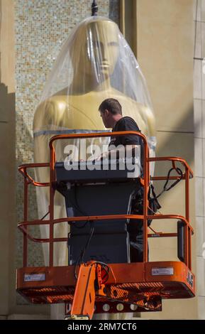 LOS ANGELES, 25. Februar 2014 (Xinhua) – Arbeiter errichteten eine riesige oscar-Statue vor dem Dolby Theater in Vorbereitung auf die bevorstehenden 86th Academy Awards in Hollywood in Los Angeles, USA, 25. Februar 2014. Die 86th Academy Awards finden am 2. März 2014 statt. (Xinhua/Zhao Hanrong) (zhf) US-LOS ANGELES-OSCAR-VORBEREITUNGEN PUBLICATIONxNOTxINxCHN Los Angeles Februar 25 2014 XINHUA-Arbeiter errichteten eine Giant Oscar Statue vor dem Dolby Theatre in Vorbereitung auf die kommenden 86th Academy Awards in Hollywood von Los Angeles die Vereinigten Staaten Februar 25 2014 die 86th Academy Awards Stockfoto