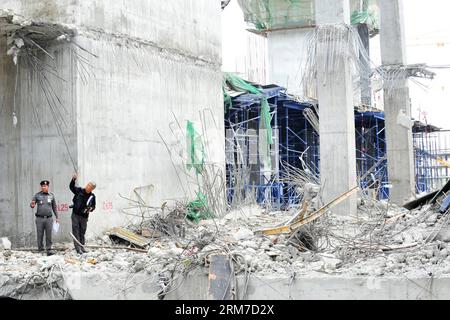 (140226) -- SAMUT PRAKAN, 26. Februar 2014 (Xinhua) -- Polizei untersucht den Ort eines Baueinsturzes in der zentralthailändischen Provinz Samut Prakan, 26. Februar 2014. Ein Betonbalken eines im Bau befindlichen Krankenhausgebäudes in der zentralthailändischen Provinz Samut Prakan stürzte am Dienstag ein und ließ mindestens 11 Tote und 17 weitere Verletzte zurück, berichteten lokale Medien. (Xinhua/Rachen Sageamsak)(zhf) THAILAND-SAMUT PRAKAN-CONSTRUCTION-COLLAPSE PUBLICATIONxNOTxINxCHN Samut PRAKAN Feb 26 2014 XINHUA Polizei untersucht den Ort eines Baueinsturzes im zentralthailändischen Land S Samut Prakan Province Fe Stockfoto