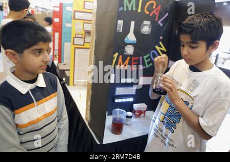 VANCOUVER, 25. Februar 2014 (Xinhua) -- Ein Student demonstriert ein chemisches Experiment während des 11. Science Jam in Richmond, Kanada, 25. Februar 2014. Etwa 1.100 Schüler aus 14 Grundschulen nahmen am 11. Jährlichen Science Jam Teil. Diese größte nicht wettbewerbsfähige Messe in British Columbia bot den jungen Wissenschaftlern Gelegenheit, ihre wissenschaftlichen Erkenntnisse und Experimente zu präsentieren und zu teilen. (Xinhua/Liang Sen) (zhf) CANADA-VANCOUVER-SCIENCE JAM-STUDENTS PUBLICATIONxNOTxINxCHN Vancouver Feb 25 2014 XINHUA A Student demonstriert ein chemisches Experiment während des 11. Science Jam in Richm Stockfoto