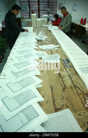 YANGZHOU, 25. Februar 2014 (Xinhua) -- Menschen arbeiten bei der Guangling Ancient Books Printing Society in Yangzhou, ostchinesische Provinz Jiangsu, 25. Februar 2014. Die Technik des Blockdrucks mit einer Geschichte von über 2.000 Jahren wurde 2006 als staatliches immaterielles Kulturerbe Chinas aufgeführt. Um die Technik besser zu schützen, wurde 1958 in Yangzhou die Guangling Ancient Books Printing Society gegründet. Die Gesellschaft hat die einzige vollständige Blockdrucktechnik in China beibehalten. (Xinhua/Cui Genyuan) (MP) CHINA-JIANGSU-YANGZHOU-BLOCK PRINTING (CN) PUBLICATIONxNOTxINxCHN Yang Zhou Stockfoto