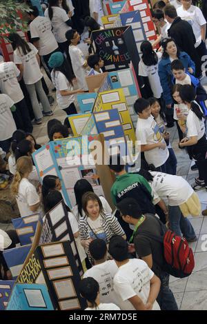 VANCOUVER, 25. Februar 2014 (Xinhua) -- Studenten nehmen am 11. Science Jam in Richmond, Kanada, am 25. Februar 2014 Teil. Etwa 1.100 Schüler aus 14 Grundschulen nahmen am 11. Jährlichen Science Jam Teil. Diese größte nicht wettbewerbsfähige Messe in British Columbia bot den jungen Wissenschaftlern Gelegenheit, ihre wissenschaftlichen Erkenntnisse und Experimente zu präsentieren und zu teilen. (Xinhua/Liang Sen) (zhf) CANADA-VANCOUVER-SCIENCE JAM-STUDENTS PUBLICATIONxNOTxINxCHN Vancouver Feb 25 2014 XINHUA-Studenten nehmen am 11. Science Jam in Richmond, Kanada, Feb 25 2014, Teil, etwa 1 100 Studenten aus 14 Elem Stockfoto