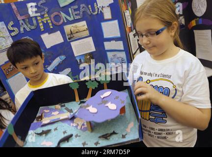 VANCOUVER, 25. Februar 2014 (Xinhua) -- Studenten präsentieren ein Modell des Meeressystems während des 11. Science Jam in Richmond, Kanada, 25. Februar 2014. Etwa 1.100 Schüler aus 14 Grundschulen nahmen am 11. Jährlichen Science Jam Teil. Diese größte nicht wettbewerbsfähige Messe in British Columbia bot den jungen Wissenschaftlern Gelegenheit, ihre wissenschaftlichen Erkenntnisse und Experimente zu präsentieren und zu teilen. (Xinhua/Liang Sen) (zhf) CANADA-VANCOUVER-SCIENCE JAM-STUDENTS PUBLICATIONxNOTxINxCHN Vancouver Feb 25 2014 XINHUA-Studenten präsentieren während des 11. Science Jam in Richmond Cana ein Model of Navy System Stockfoto