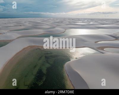 Luftaufnahme von Lencois Maranhenses. Weiße Sanddünen mit Pools aus frischem und transparentem Wasser. Wüste. Barreirinhas. Maranhao State. Brasilien Stockfoto