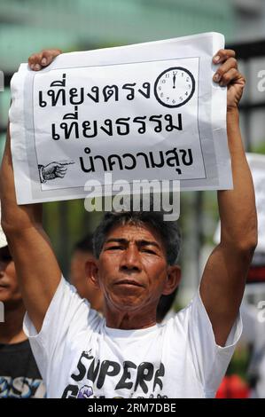 (140226) -- BANGKOK, 26. Februar 2014 (Xinhua) -- Ein regierungsnaher Demonstrant hält Ein Banner während einer Kundgebung vor der Nationalen Antikorruptionskommission in Bangkok, der Hauptstadt Thailands, am 26. Februar 2014. Der stellvertretende thailändische Ministerpräsident und Außenminister Surapong Tovichakchaikul schlug am Mittwoch vor, die Vereinten Nationen einzuladen, Thailand bei der Lösung des derzeitigen politischen Konflikts zu helfen. (Xinhua/Gao Jianjun) THAILAND-BANGKOK-RALLY PUBLICATIONxNOTxINxCHN BANGKOK Feb 26 2014 XINHUA A pro Government hält ein Banner während einer Rallye außerhalb der Nationalen Kommission für Korruptionsbekämpfung in Bangkok Capi Stockfoto