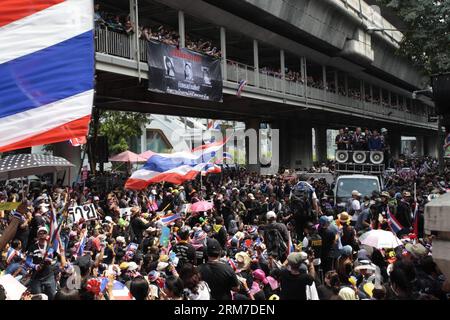 (140226) -- BANGKOK, 26. Februar 2014 (Xinhua) -- Anti-Regierungs-Demonstranten versammeln sich vor dem Polizeipräsidium während einer Gedenkfeier für die Kinder, die bei den jüngsten Bombenanschlägen in Bangkok, Thailand, am 26. Februar 2014 getötet wurden. Regierungsfeindliche Demonstranten verschiedener Rallyestandorte versammelten sich vor dem Royal Thai Police Office in Bangkok und forderten den nationalen Polizeichef Adul Saengsingkaew auf, neutrale Polizeibeamte zu ernennen, um die jüngsten gewaltsamen Angriffe auf Rallyestandorte zu untersuchen, die zu Todesfällen und Verletzungen von Demonstranten geführt haben. (Xinhua/RACHEN Sageamsak)(bxq) THAILAND-BANGKOK-RALLY PUBLICATIONxNOTxINxCHN Stockfoto