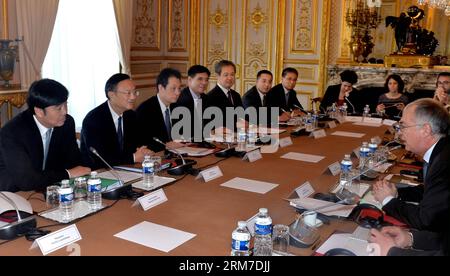 (140227) -- PARIS, (Xinhua) -- der chinesische Staatsrat Yang Jiechi (2. L) trifft sich am 26. Februar 2014 in Paris mit dem diplomatischen Berater des französischen Präsidenten Paul Jean-Ortiz (R). (Xinhua/Chen Xiaowei) FRANKREICH-CHINA-TREFFEN PUBLICATIONxNOTxINxCHN Paris XINHUA der chinesische Staatsrat Yang Jiechi 2. L trifft sich mit dem diplomatischen Berater des französischen Präsidenten Paul Jean Ortiz r im Februar 26 2014 in Paris XINHUA Chen Xiaowei Frankreich China Treffen PUBLICATIONxNOTxINxCHN Stockfoto