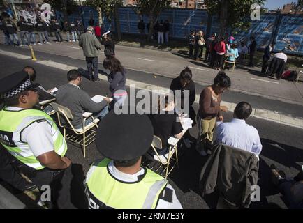 (140227) -- BUENOS AIRES, 27. Februar 2014 (Xinhua) -- Regierungsangestellte führen am 27. Februar 2014 eine Volkszählung von Einwohnern durch, die ein Grundstück in der Nähe des Parque Indoamericano im Viertel Villa Lugano in Buenos Aires, Argentinien, belegen. Die Stadtregierung verhandelt mit Familien, die das Land irregulär besetzen, um es ohne Zwischenfälle zu vertreiben, so die lokale Presse. (Xinhua/Martin Zabala) (jg) (ce) ARGENTINIEN-BUENOS AIRES-POOR COMMUNITY-EVICTION PUBLICATIONxNOTxINxCHN Buenos Aires Feb 27 2014 XINHUA Government Employees ConDurchführung einer Volkszählung von Einwohnern, die ein Grundstück in der Nähe von P belegen Stockfoto